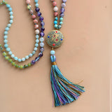 Collar de cuentas Mala anudado a mano - Charms de danza lunar