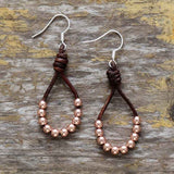 Boho-Ohrringe aus Leder und Perlen – Mondtanz-Charms