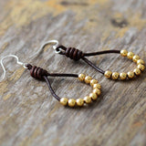 Boho-Ohrringe aus Leder und Perlen – Mondtanz-Charms