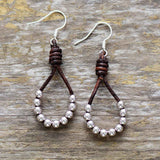 Boho-Ohrringe aus Leder und Perlen – Mondtanz-Charms