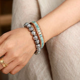 Queenly in rosa Edelstein-Lederperlen-Manschettenarmband – Mondtanz-Charms