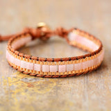 Queenly in rosa Edelstein-Lederperlen-Manschettenarmband – Mondtanz-Charms