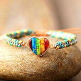 Pulsera con dije de corazón del chakra del arco iris - Charms de danza lunar