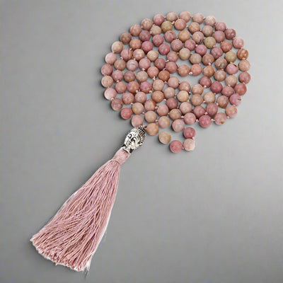 Collier Mala en Rhodonite pour un amour inconditionnel